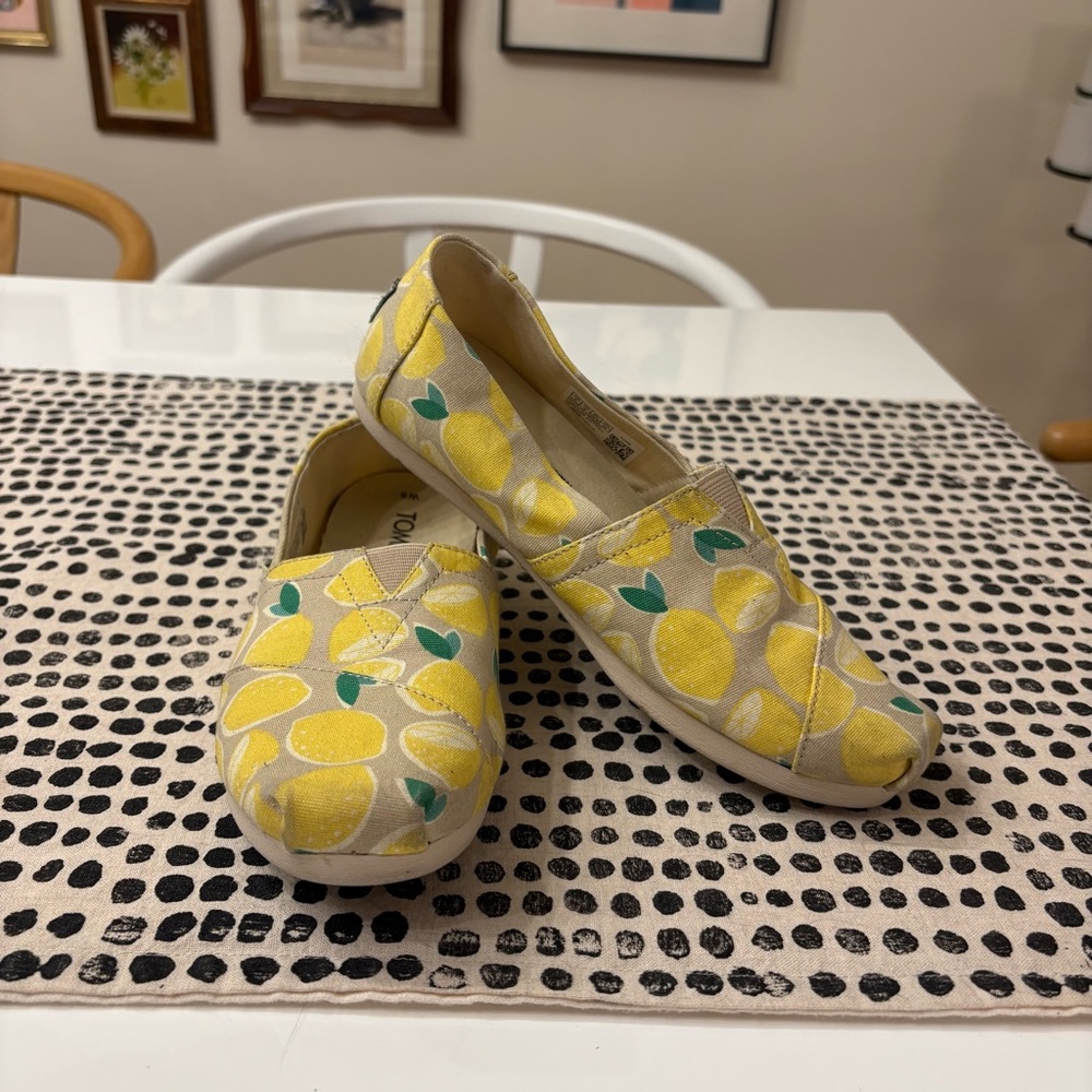TOMS | Women's Classic Alpargata slip-on flats in the yellow lemon print